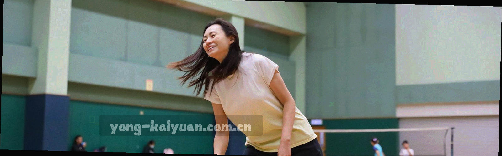宣纸纤维质感与细密格线叠加的抽象底纹，色调低饱和，没有文字与人物